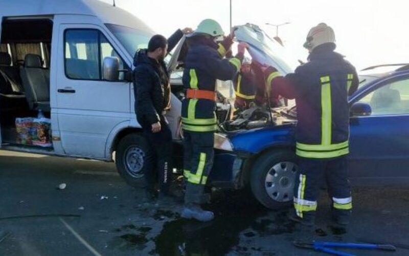 Baleset az autópályánál: öt személyt szállítottak kórházba
