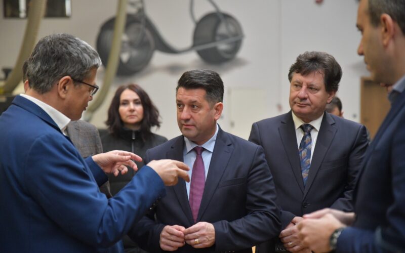 Pécskára látogatott az európai beruházások minisztere