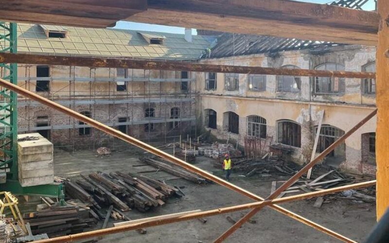 Folyik a borosjenői vár restaurálása
