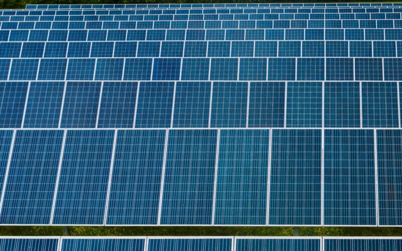 Nyáron kezdik építeni Európa legnagyobb napelem parkját Arad megyében