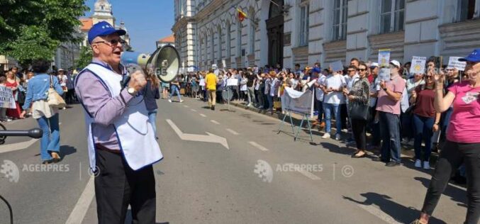 Szülők, diákok is támogatták a pedagógusok kivonulását