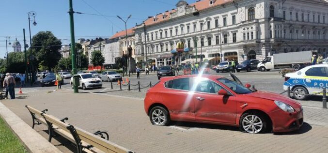 A városháza előtt, padon ülve se biztonságos