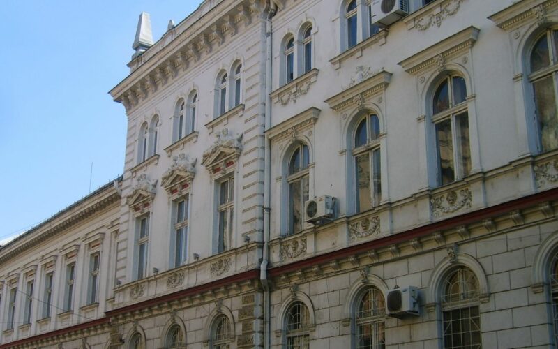 Ő befért, a széf kifért