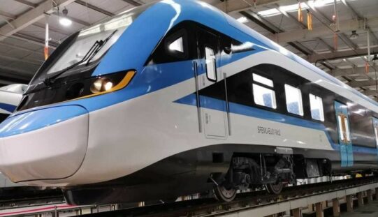 Megérkezik Aradra az első kínai elektromos vonat
