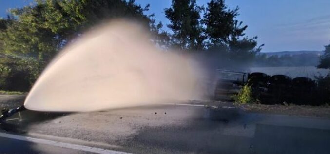 Felborult tartálykocsi: már 12 órája dolgoznak a tűzoltók