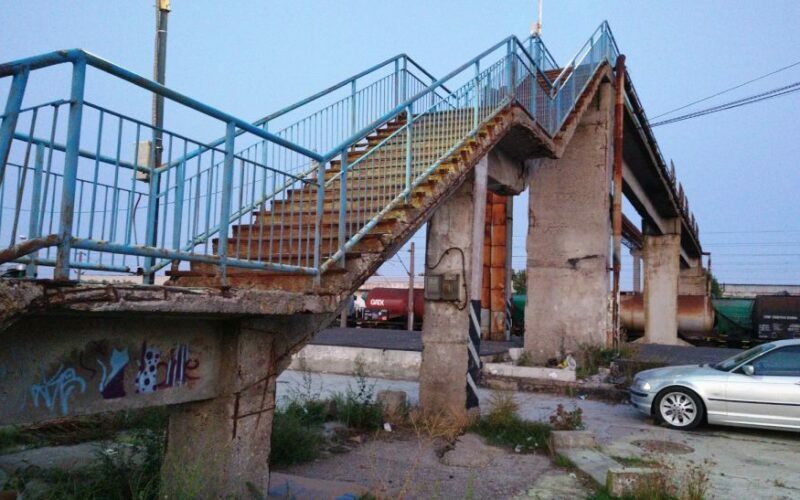 Megkezdték Újaradon a gyalogos felüljáró bontását