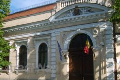 Ortodox hívek tüntettek Aradon az érsekség előtt