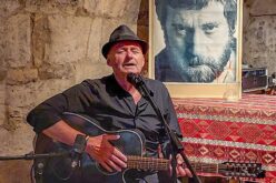 A különc gitár – Horányi László az Aradi Kamaraszínházban