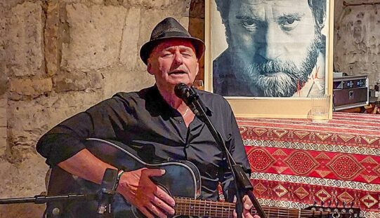 A különc gitár – Horányi László az Aradi Kamaraszínházban