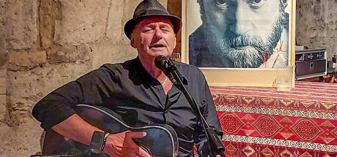 A különc gitár – Horányi László az Aradi Kamaraszínházban