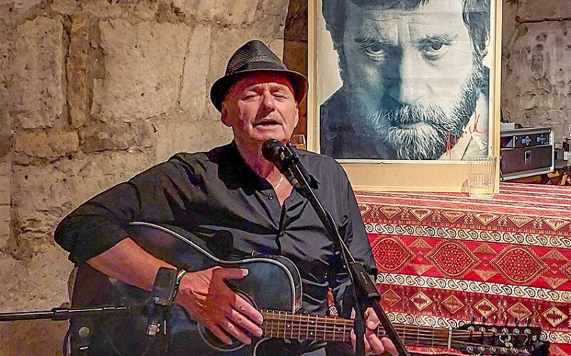A különc gitár – Horányi László az Aradi Kamaraszínházban
