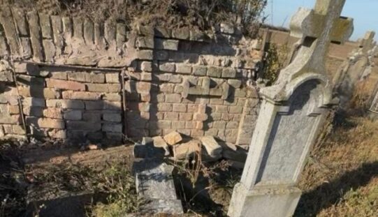 A katolikus temetőben rongáltak sírokat