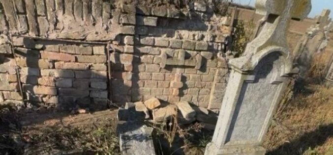 A katolikus temetőben rongáltak sírokat