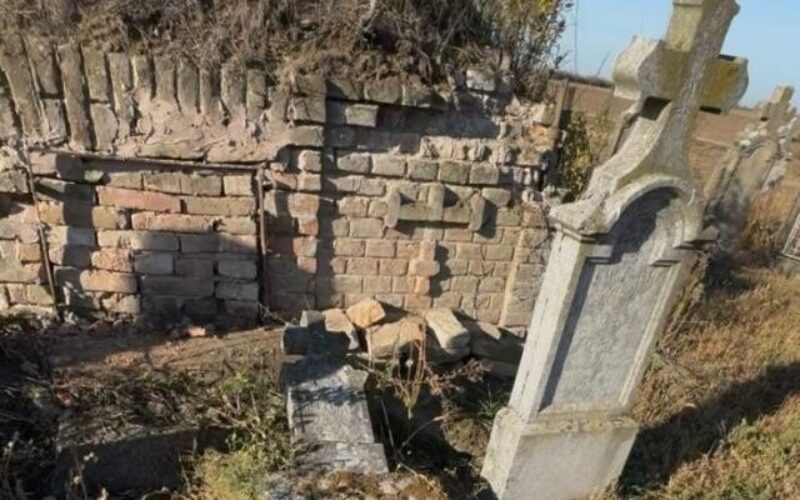 A katolikus temetőben rongáltak sírokat