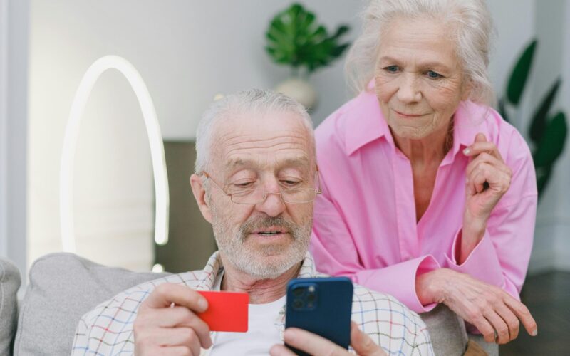 Kampány indul: nyugdíjat bankkártyára