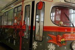 Indul a Télapó-villamos