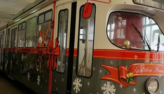 Indul a Télapó-villamos