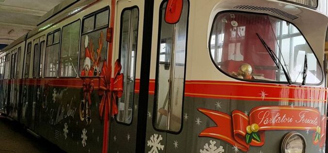 Indul a Télapó-villamos