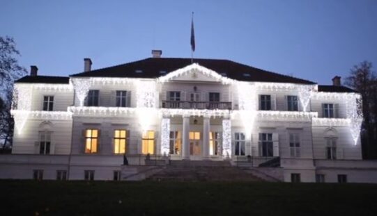 Karácsonyi vásár Soborsinban a királyi kastélynál