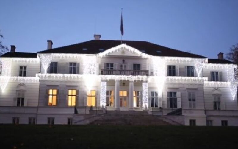 Karácsonyi vásár Soborsinban a királyi kastélynál