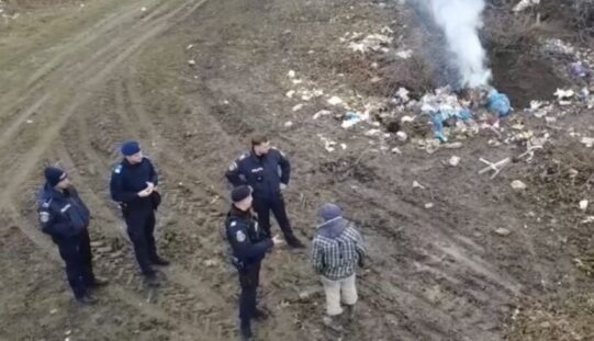 Székudvar szélén hulladékot égetett: drága füstölés