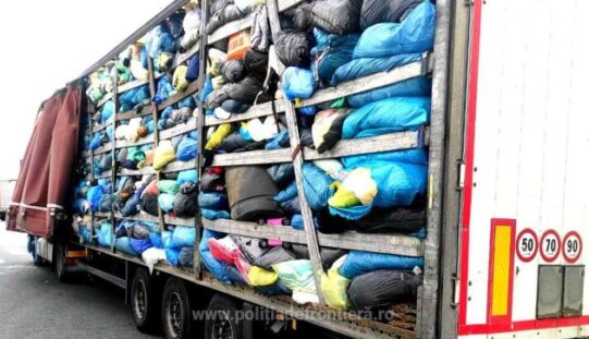 17 tonna használt ruha: visszaküldték a kamiont