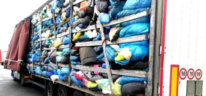 17 tonna használt ruha: visszaküldték a kamiont