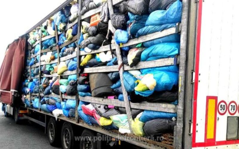 17 tonna használt ruha: visszaküldték a kamiont