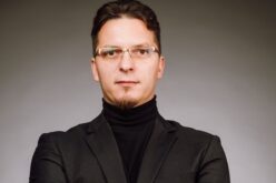 Urna egy üres színpadon – premier az Aradi Kamaraszínházban