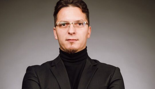 Urna egy üres színpadon – premier az Aradi Kamaraszínházban