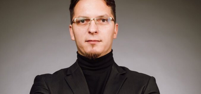 Urna egy üres színpadon – premier az Aradi Kamaraszínházban