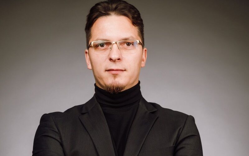 Urna egy üres színpadon – premier az Aradi Kamaraszínházban