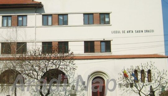 Lezuhant egy aradi iskola tetejéről