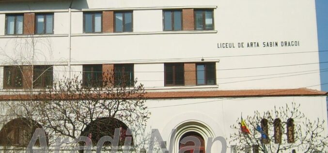 Lezuhant egy aradi iskola tetejéről