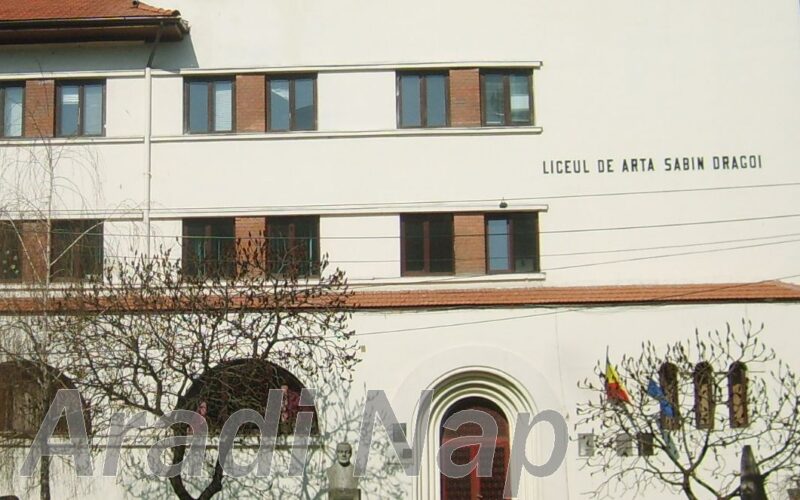 Lezuhant egy aradi iskola tetejéről