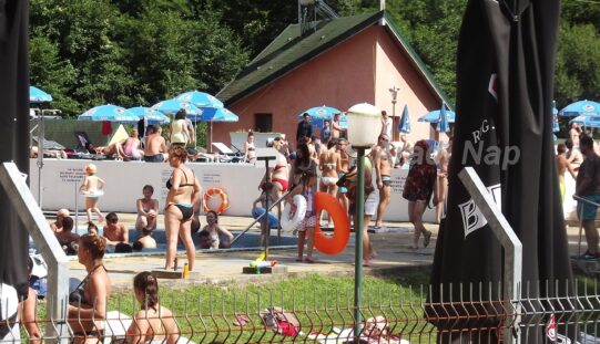 A polgármesteri hivatal menti a menyházai strandot