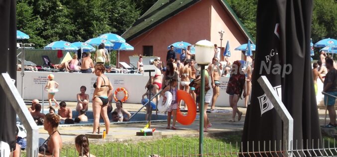 A polgármesteri hivatal menti a menyházai strandot