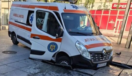 Szökőkutat rongált a mentőautó