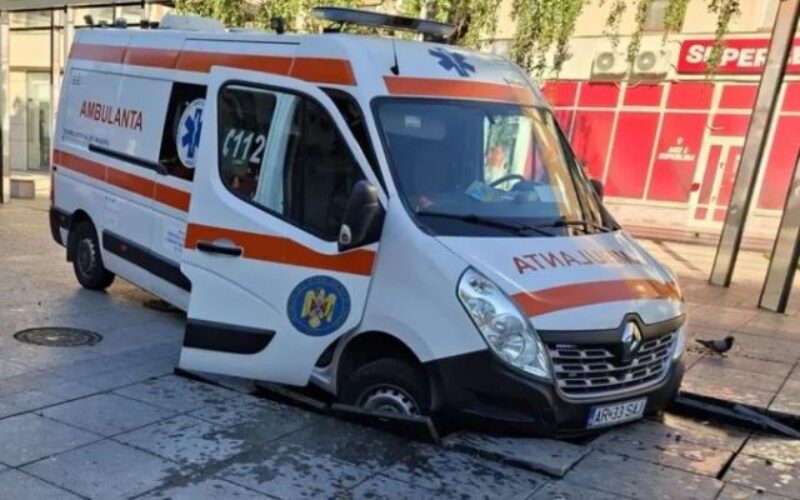 Szökőkutat rongált a mentőautó