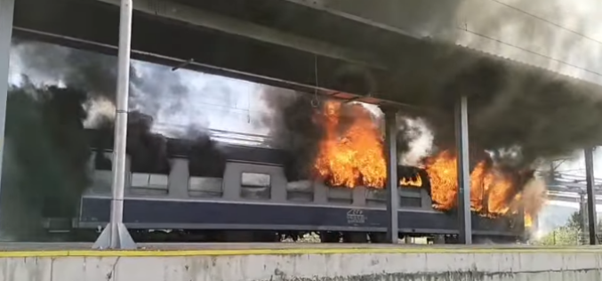 Kigyulladt egy személyvonat utolsó kocsija Iltőn (Videó)