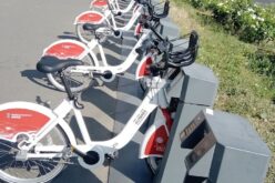Elektromos rolleren és kerékpáron kötelező lett a bukósisak