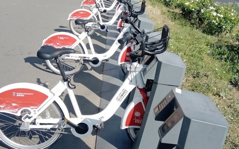 Elektromos rolleren és kerékpáron kötelező lett a bukósisak